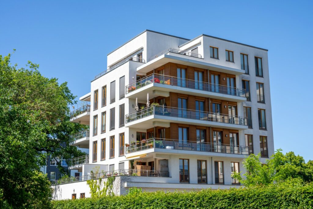 Palazzina moderna con ampi balconi e finiture in legno immersa nel verde