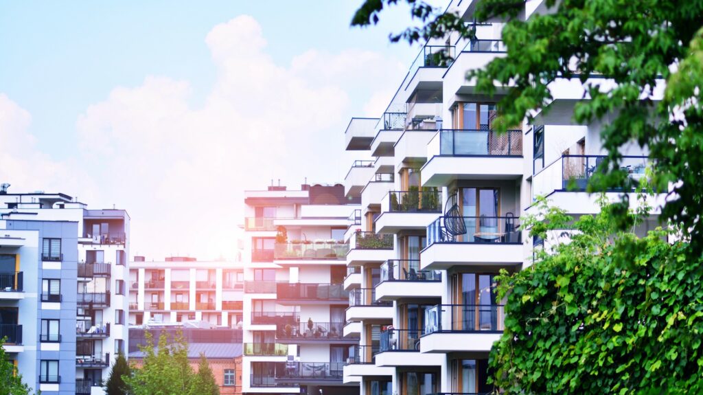 Edifici residenziali moderni con balconi e aree verdi, simbolo di benessere condominiale